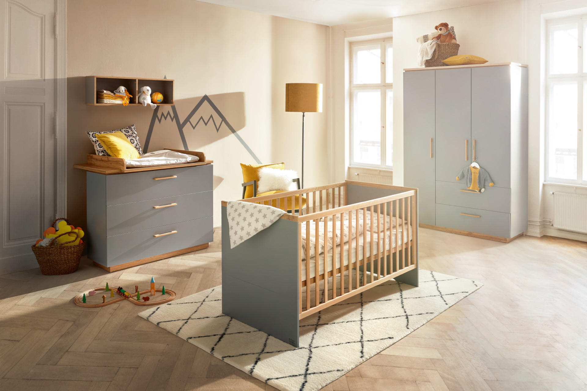 WeiÃes Babyzimmer mit Gitterbett